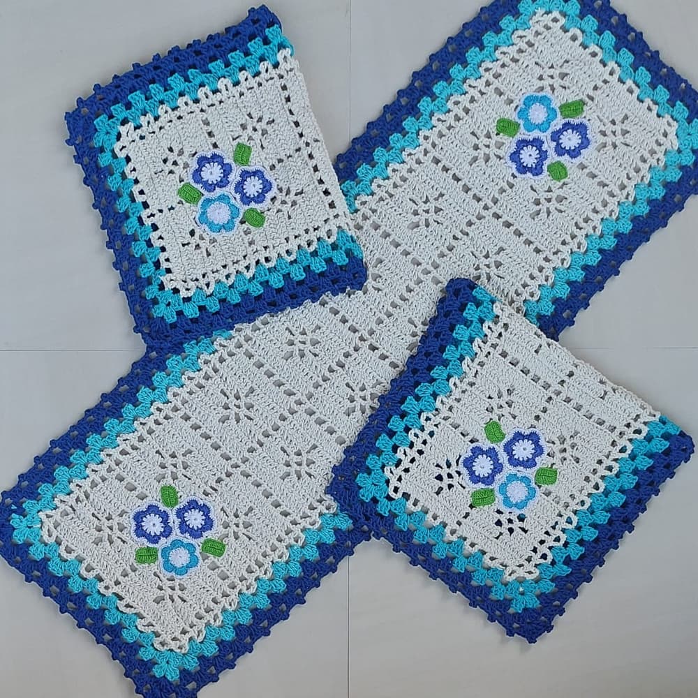 Jogo de Passadeira em Crochê Borda Colorida/Flor Linha - Tapete Cozinha- Azul Claro e Azul Escuro - 3 pçs