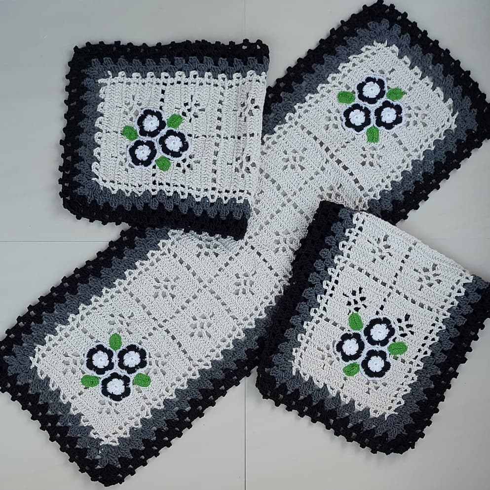 Jogo de Passadeira em Crochê Borda Colorida/Flor Linha - Tapete Cozinha- Preto e Cinza - 3 pçs