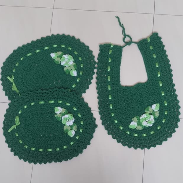 Jogo de Tapetes para Banheiro em Crochê com Fita e Flor Mesclada - Verde - 3 pçs