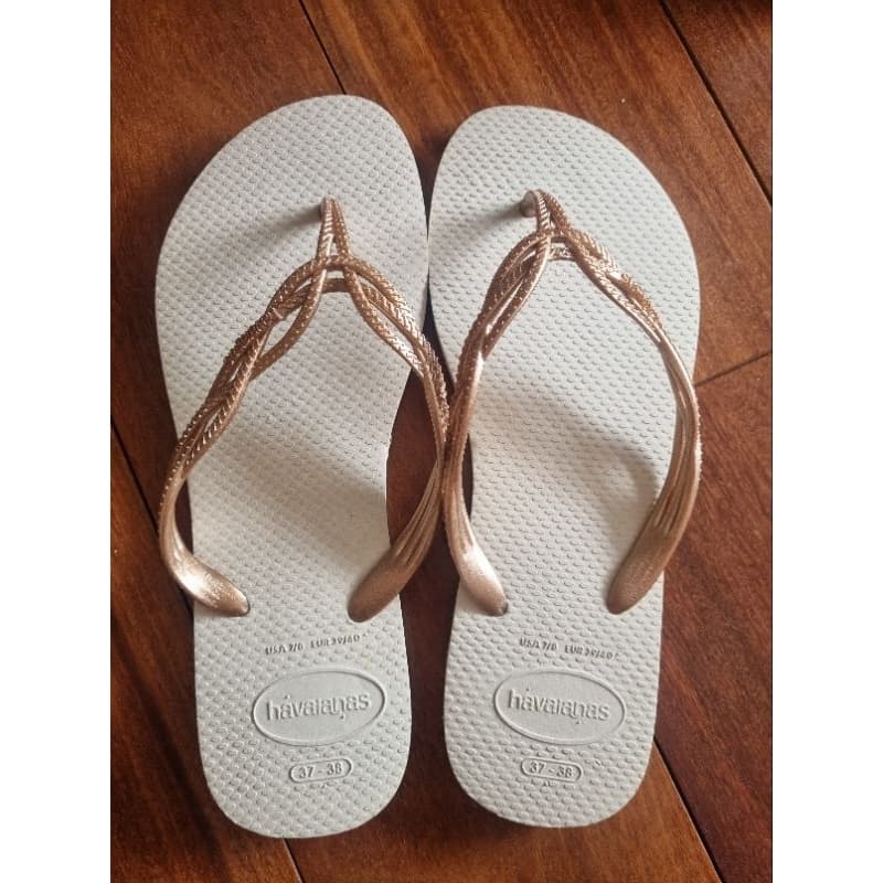 Sandália Havaianas com tira trabalhada.