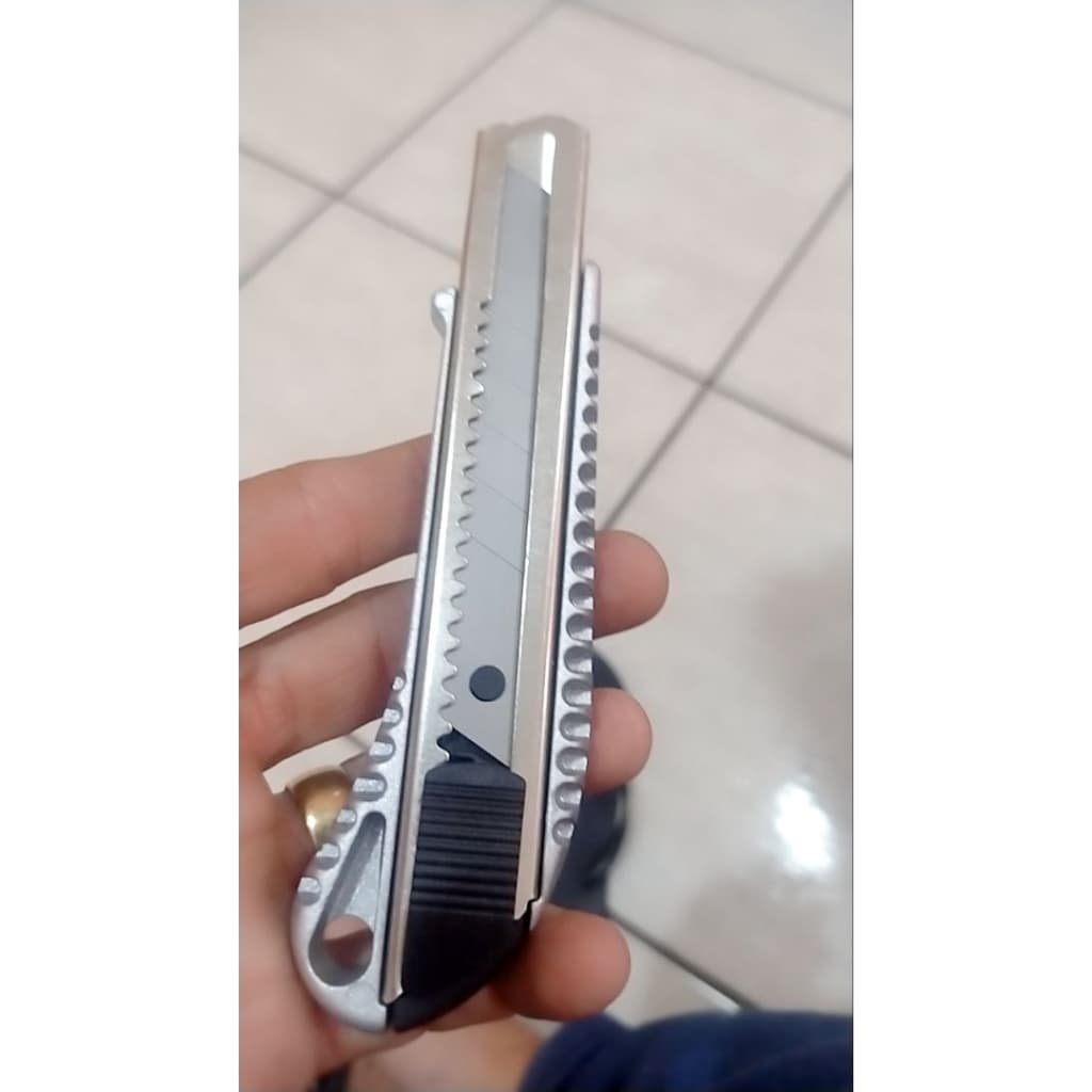 Estilete  Aço Lâmina 18mm  utilizado em serviços profissionais ou domésticos.