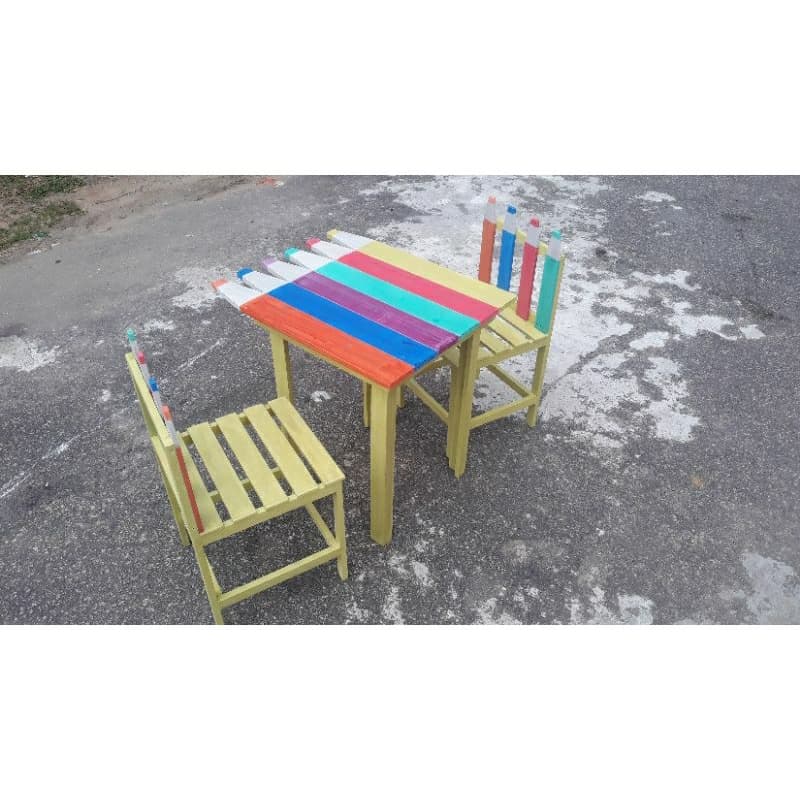 mesa infantil de madeira com duas cadeiras formato lápis super resistente