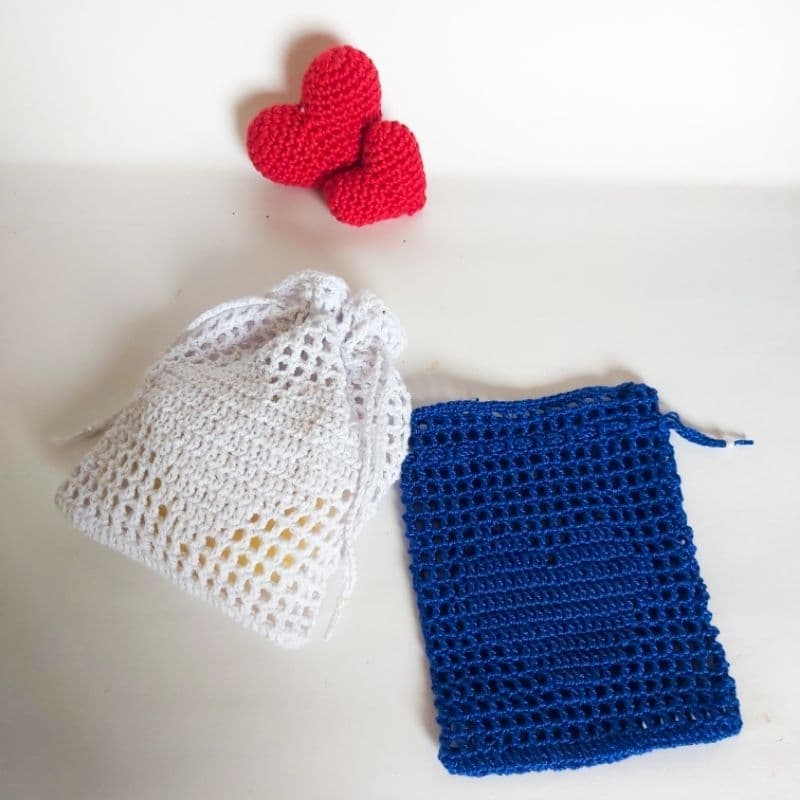 Saquinho Presente Coração Crochê/1 sabonte/dia das mães/organizador de bolsa/ lembrancinha/porta absorvente/