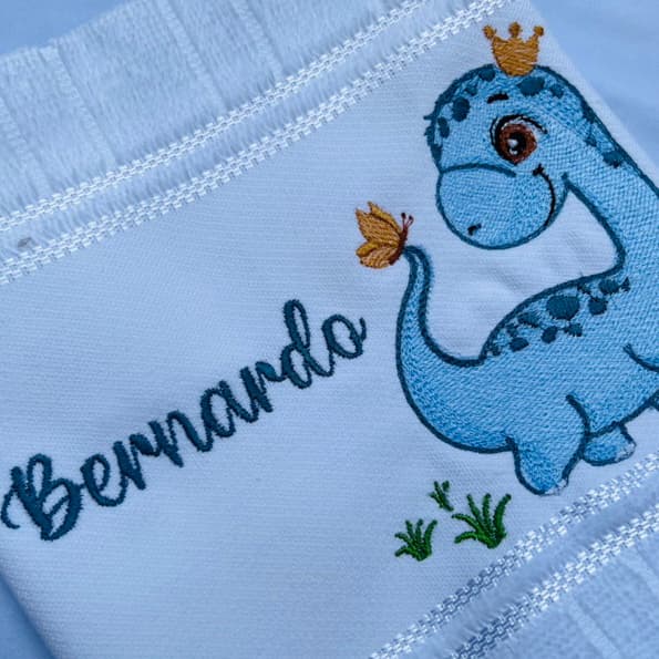 Toalha Bordada Personalizada Dinossauro Azul Coroa com Nome