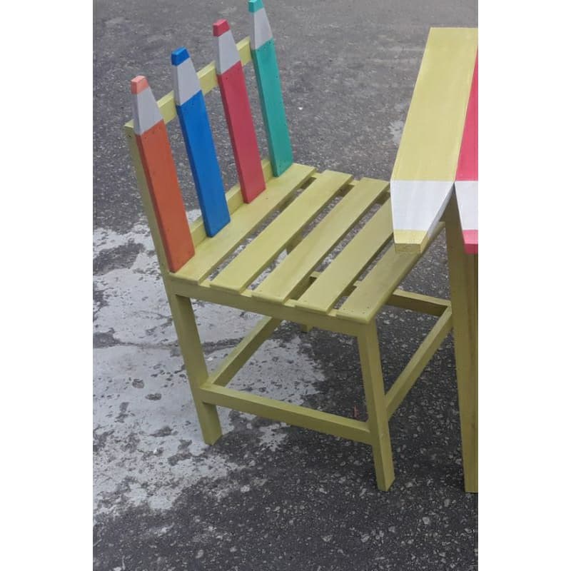 cadeira infantil de madeira formato lápis