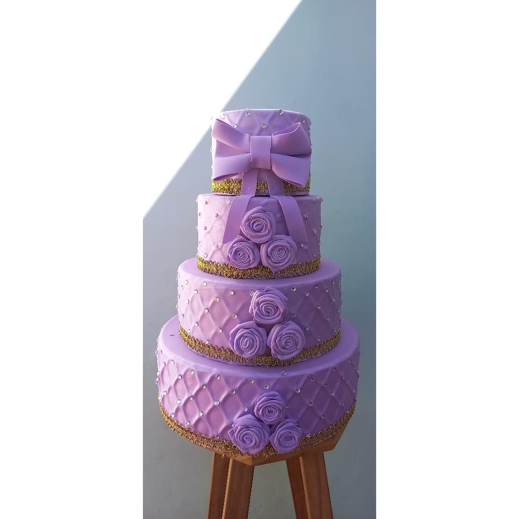 Bolo fake lilás com flores lilas