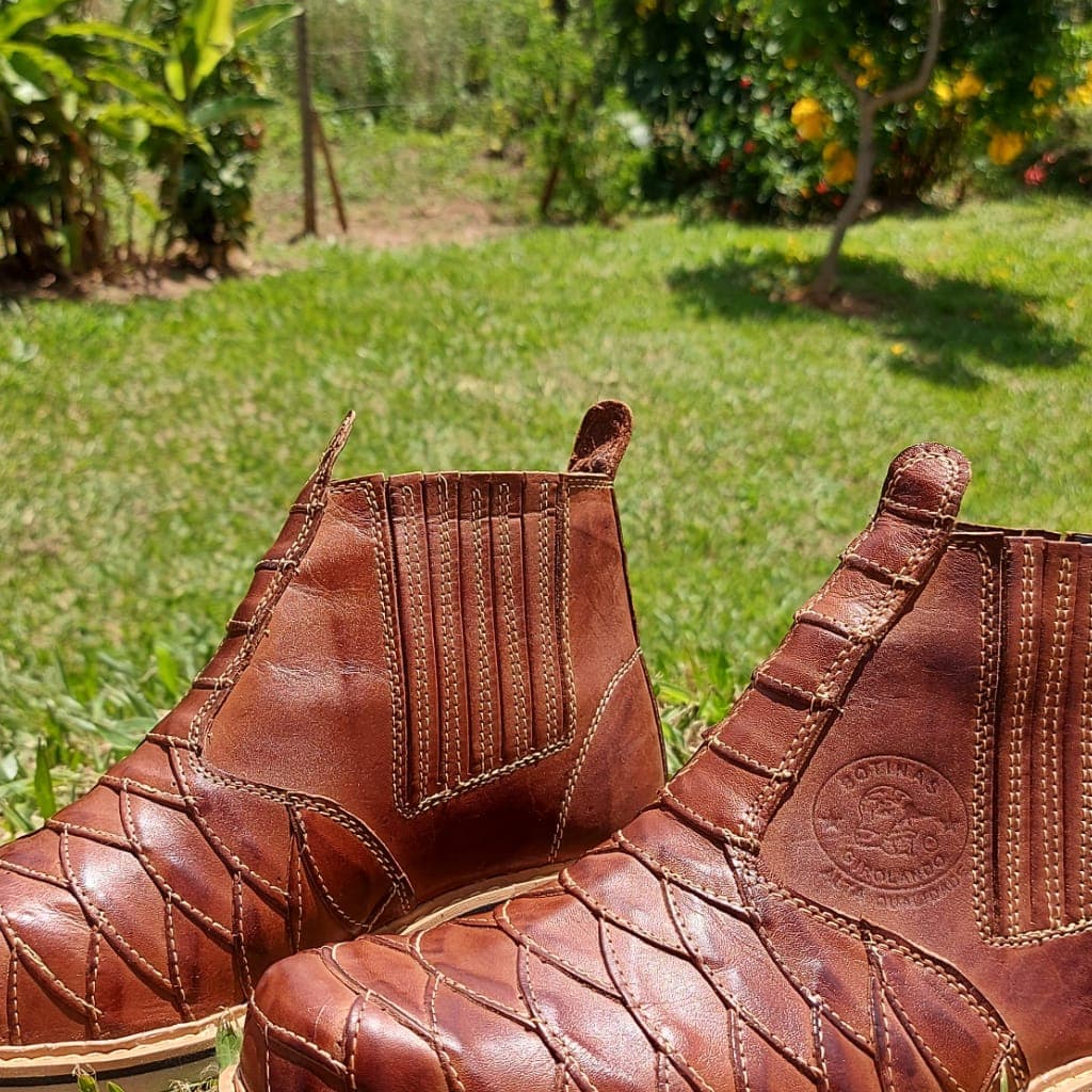 Botina masculina couro trabalhada escamada com detalhes no couro country