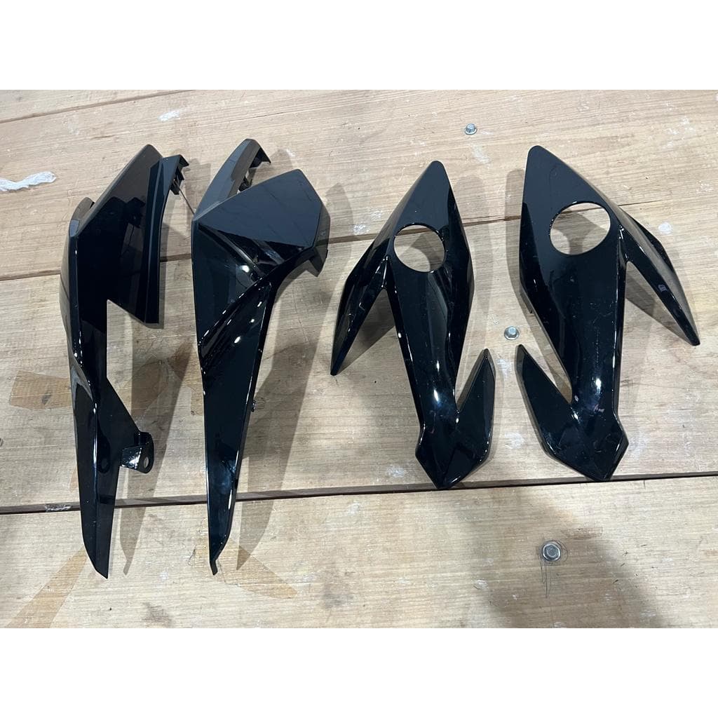 Rabeta e Bananinhas Titan 2023 Preta ( Mínimos detalhes)