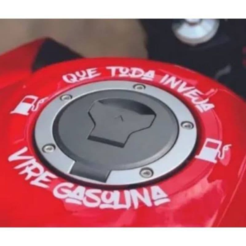 Adesivo tampa combustível moto Que toda inveja vire gasolina fan/Titan /factor