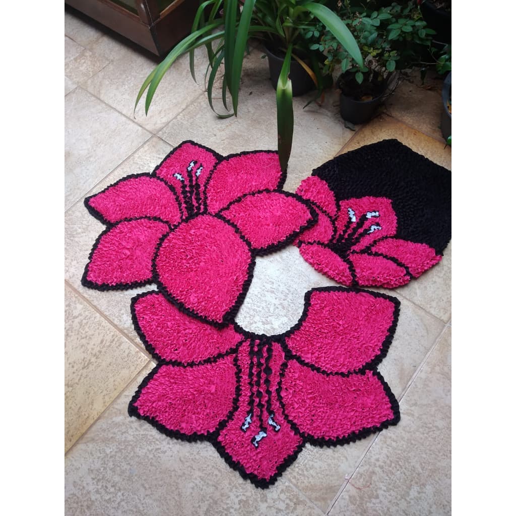 Jogo de banheiro frufru modelo Hibisco tapetes artesanais decoração