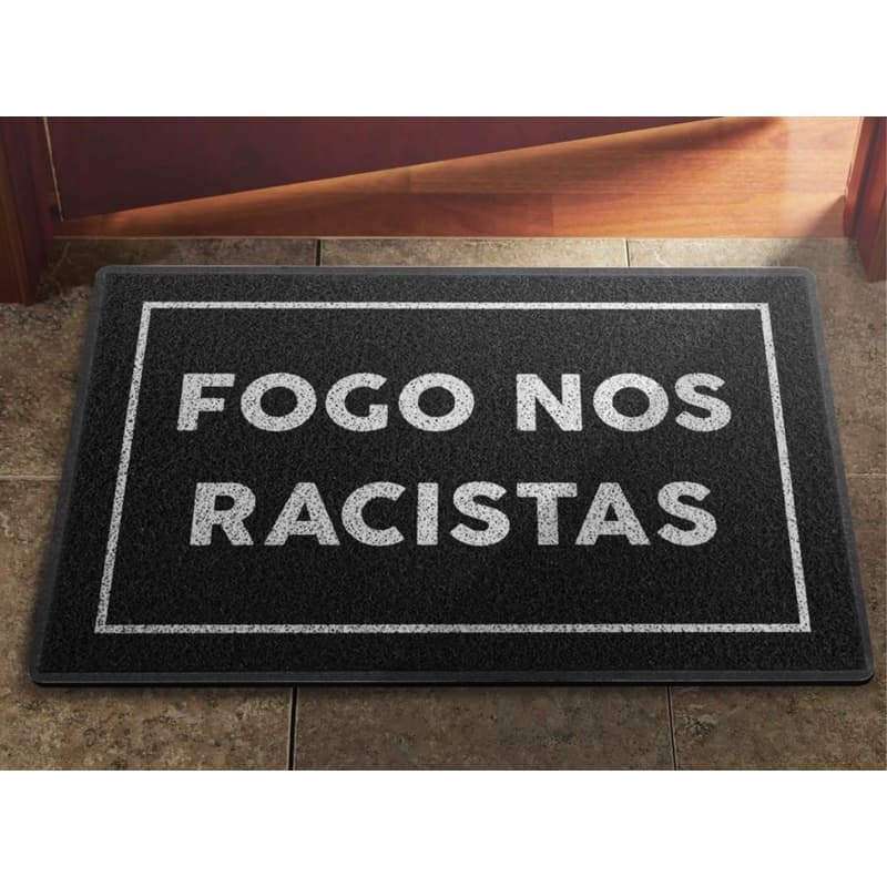 Tapete Capacho Fogo Nos Racistas Esquerda Decoração Porta Quarto Salas 60X40 cm.