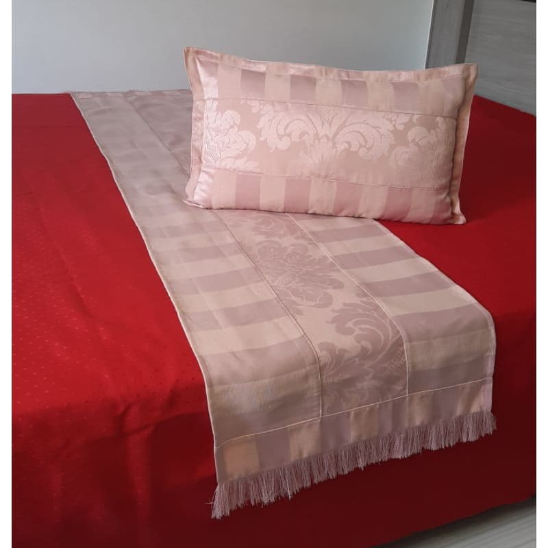 Peseira Xale de Cama Solteiro Kit Com 2 Peças 1 Peseira e 1 Capa de Almofada Retangular Baguete Bege Rosa