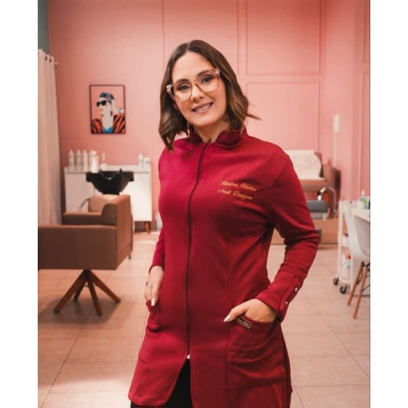 jaleco feminino personalizado alfaiataria gola padre, ziper e logo bordada