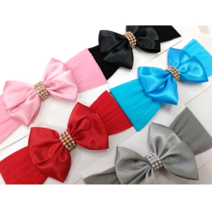 Faixa de bebê de cetim com detalhe de strass ou estampado