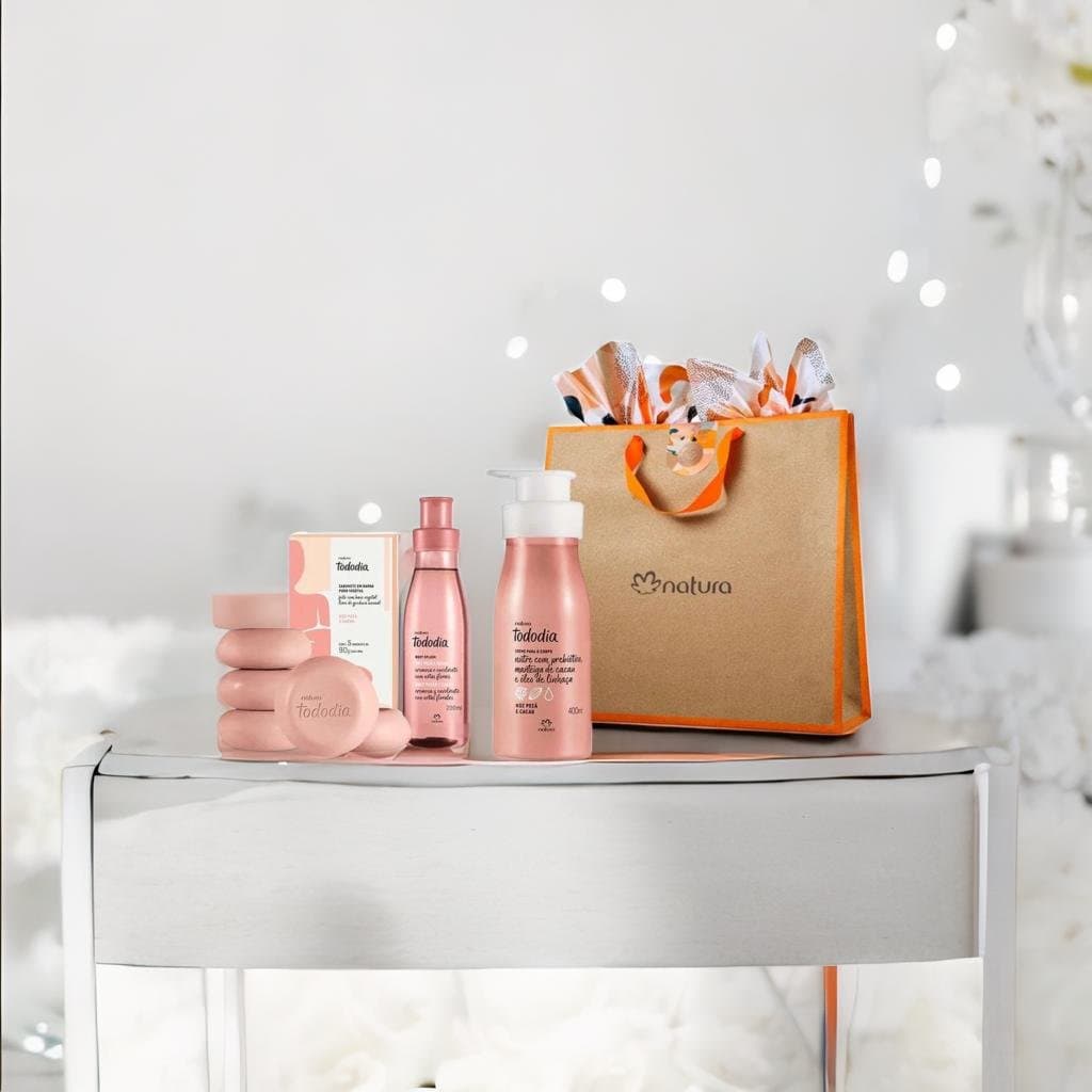 PRESENTE NATURA TODO DIA Noz Pecã e Cacau - KIT 1 caixa de sabonetes em barra puro vegetal, 5 unidades de 90 g cada + creme desodorante nutritivo para o corpo, 400 ml + 1 body splash desodorante colônia feminino, 200 ml + 1 sacola especial de presente M.