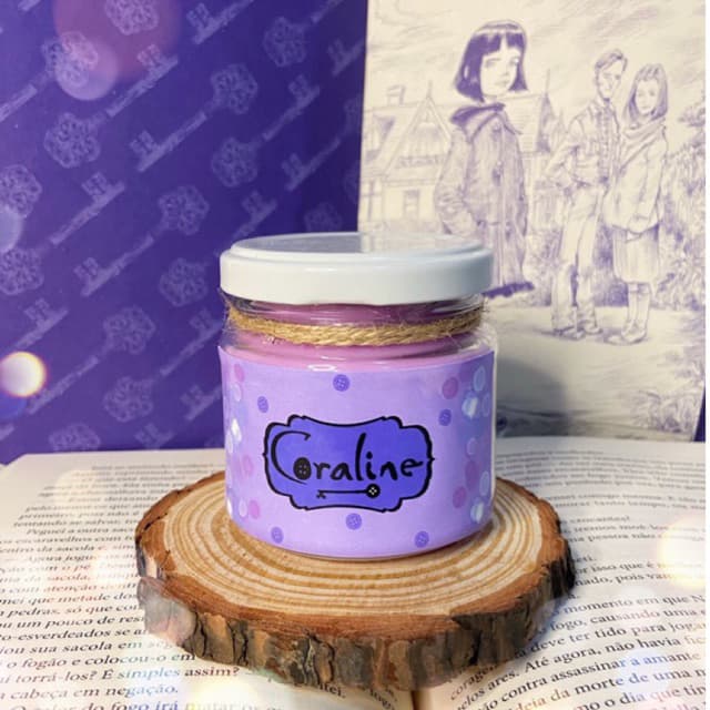 Vela literária Coraline | Vela aromática | Vela Coraline | Coraline