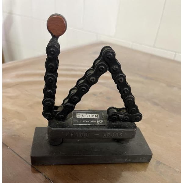 Antiga Escultura Em Metal - Corrente
