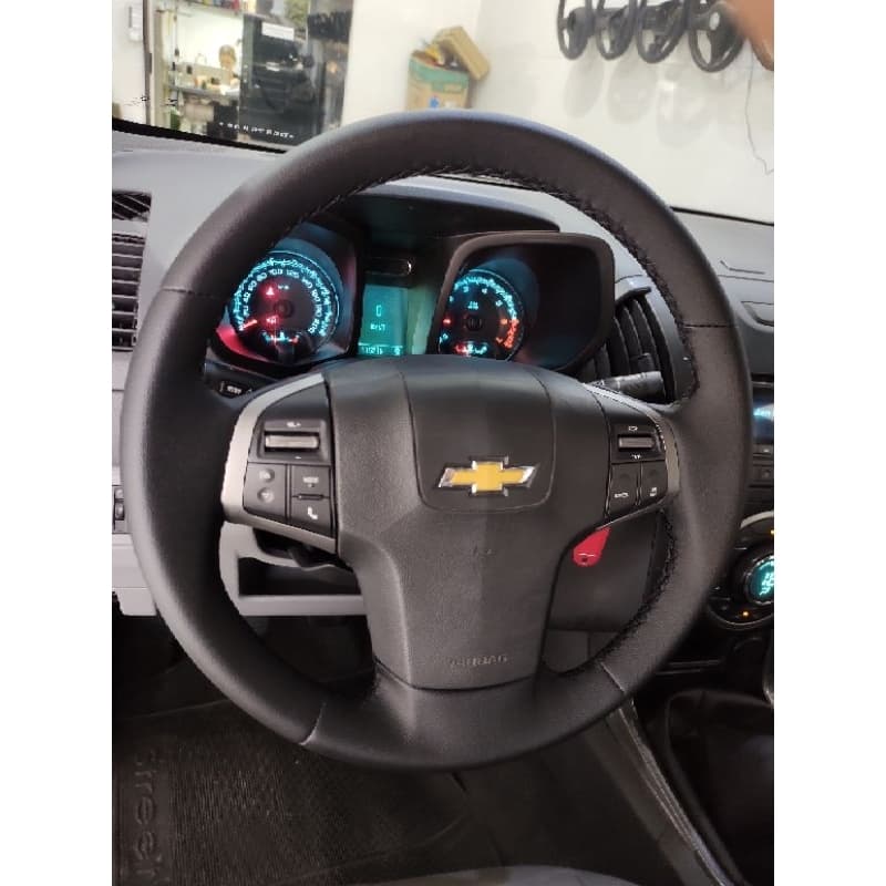 capa de volante costurada S10 LTZ liso preto