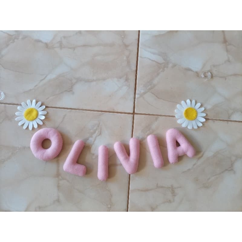 Varal com 5 letras e 2 flores.