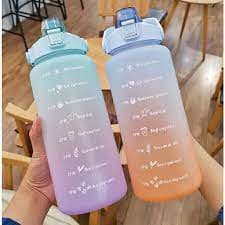 Garrafa De Água 2 Litros Resistente a Choque a Quedas Com Alça e Suporte Para Celular. Essa Garrafa Água Squeeze é a nova sensação! Lindo Design, e cores vibrantes! Perfeita para qualquer situação... Academia, escola, camping, viagens, presentes, e com os