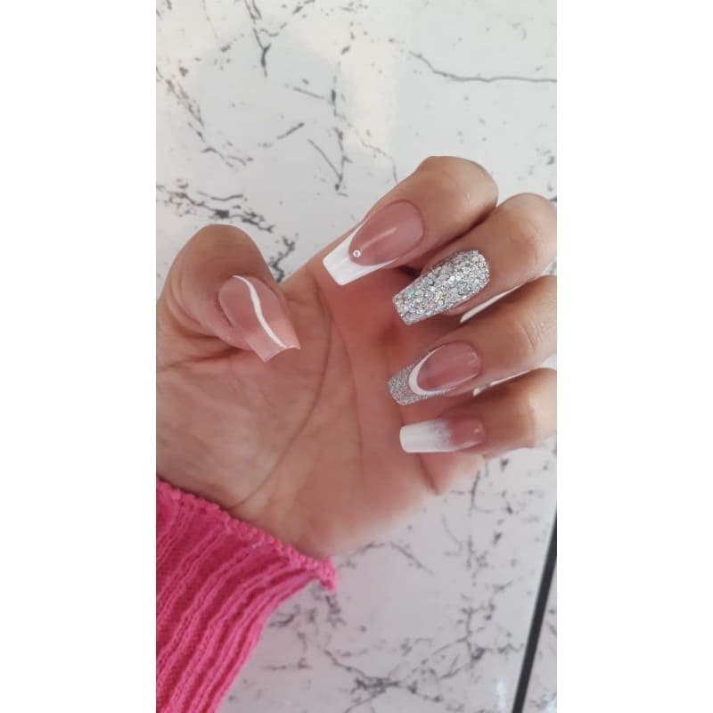 Unhas Postiças Realistas feita na sua medida efeito alongamento só colar.