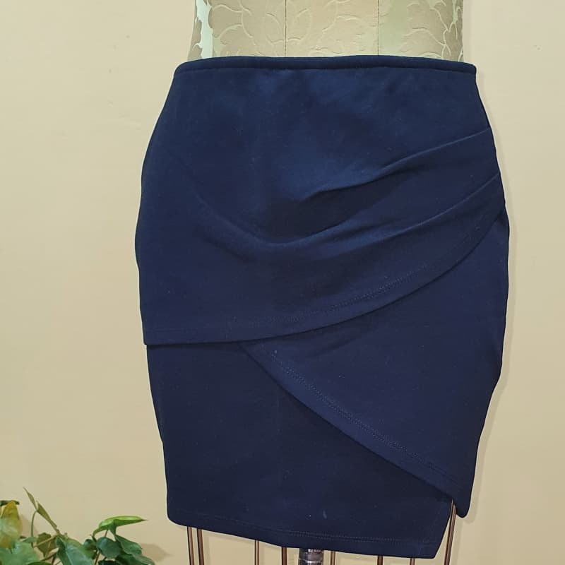 MINI SAIA JUSTA PRETA DETALHE TRANSPASSADO COSTUME