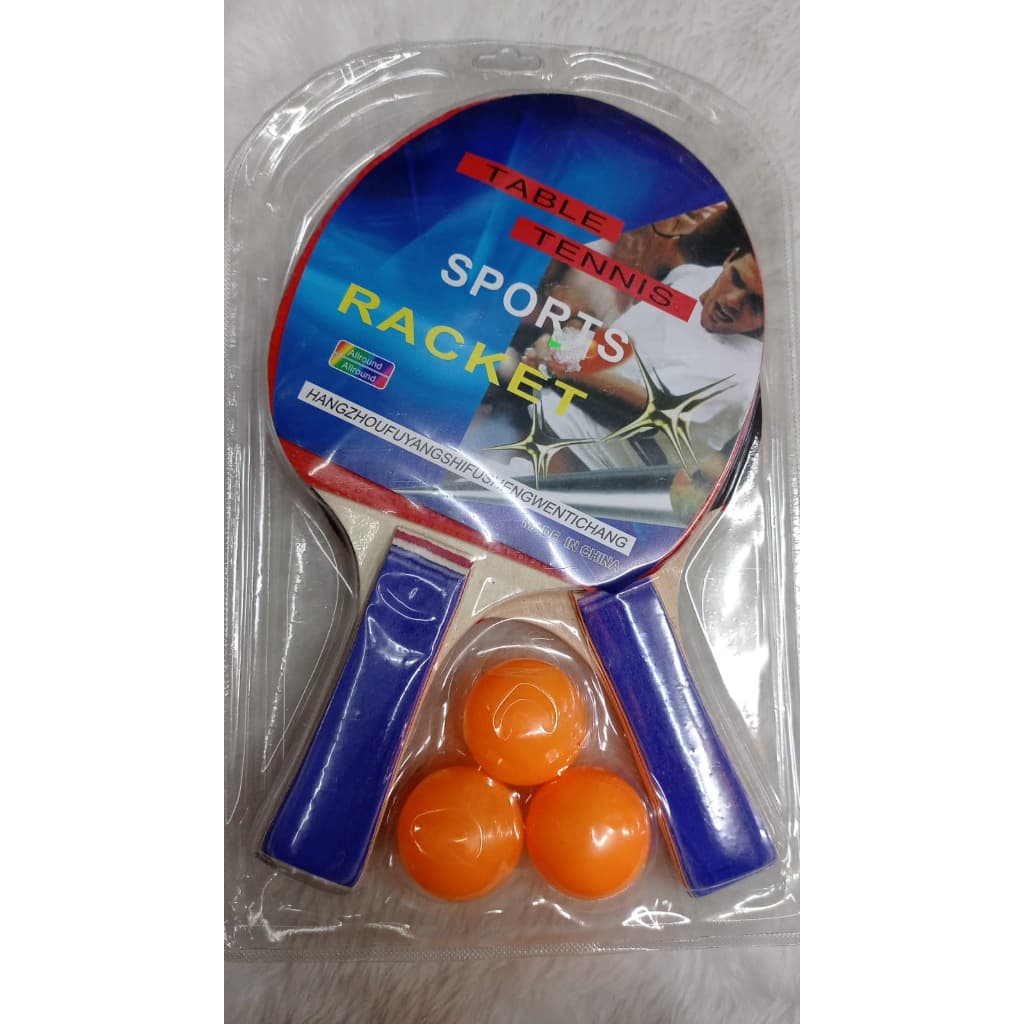 Raquete de ping pong com três bolinhas