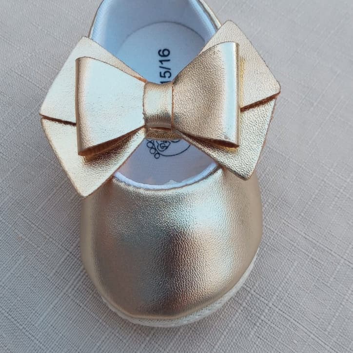 SAPATINHO DOURADO LAÇO ÚNICO COISA MAIS LINDA PARA SEU BEBÊ