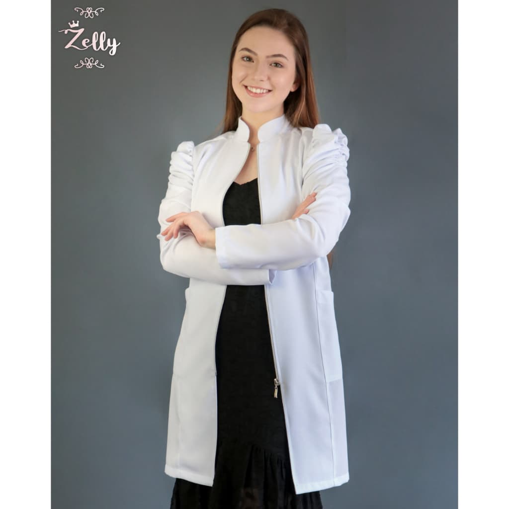 Jaleco Feminino Manga Bufante, acinturado e produzido em tecido Gabardine, modelo Angel e com bordados de nome + profissão