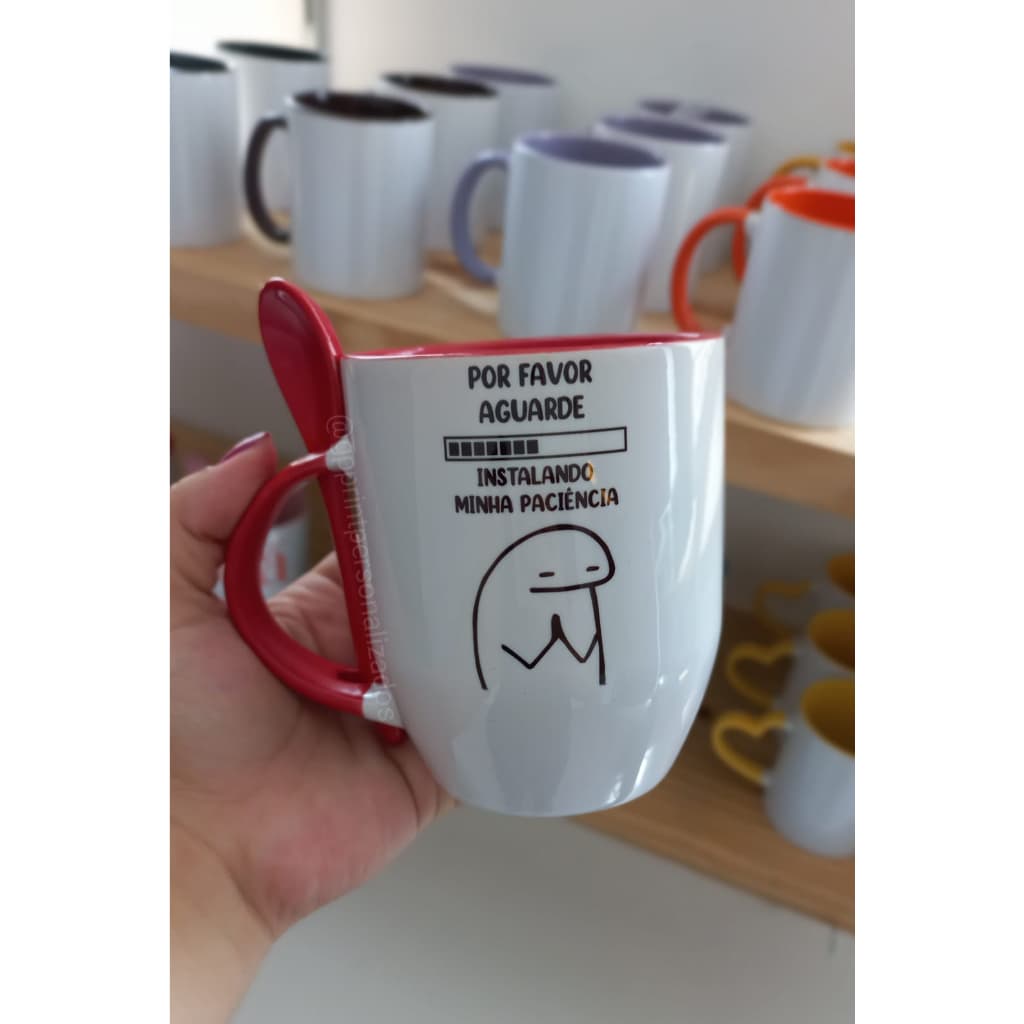 Caneca Com Colher Interior e Alça Vermelha -FLORK- Instalando Paciência.