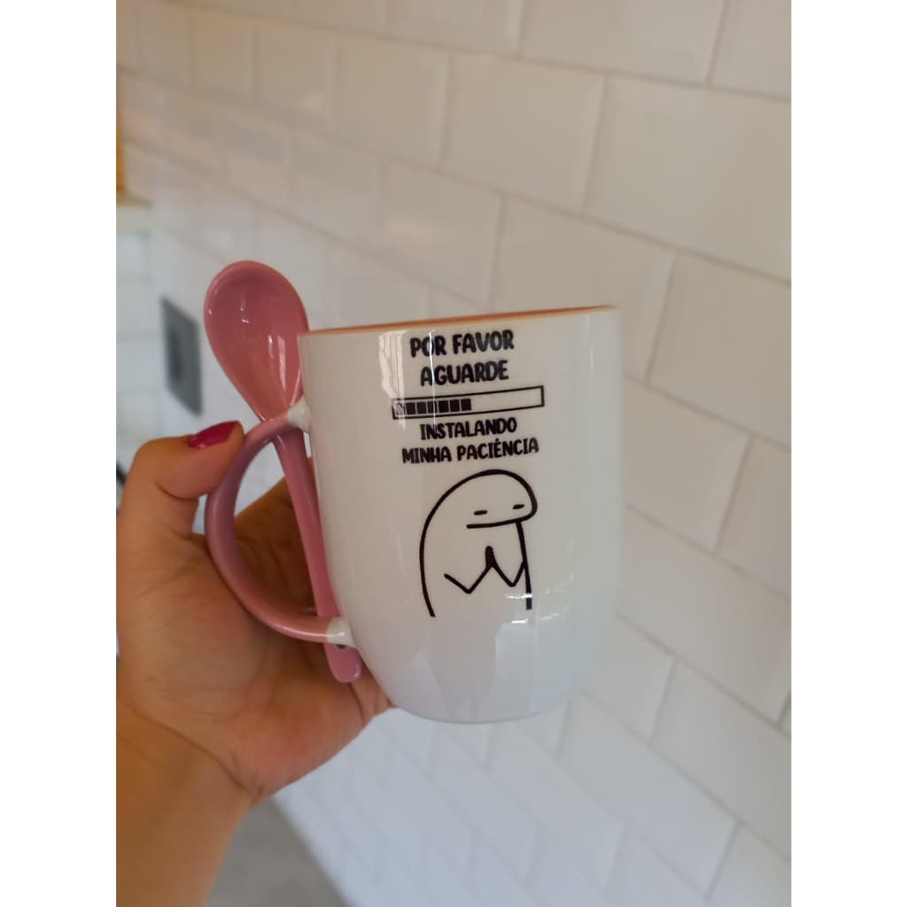 Caneca Com Colher Interior e Alça Rosa -FLORK- Instalando Paciência.