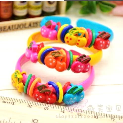 12 Pulseiras Plásticas Infantis Com Motivos Bonitos , Acessórios Coloridos Sortidos