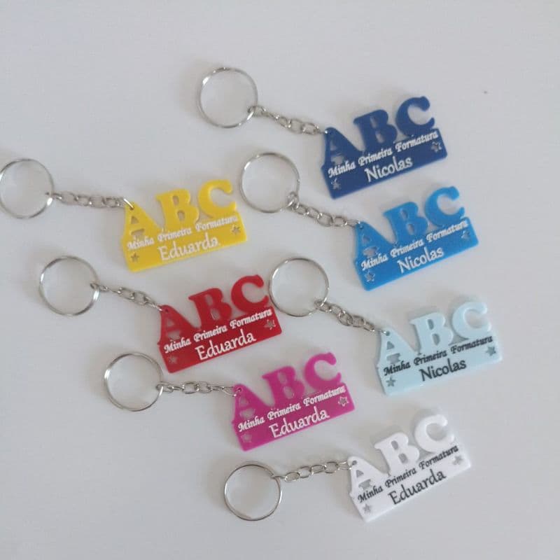Chaveiro ABC personalizado com o nome da criança em acrílico