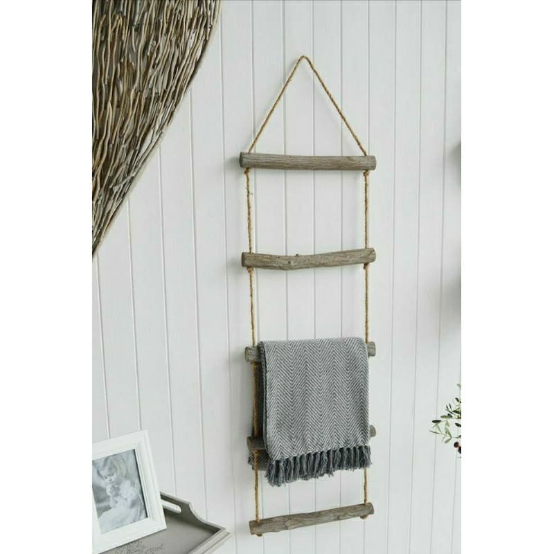 Porta-toalhas para banheiros no modelo escada feito com galho e corda de sinsal