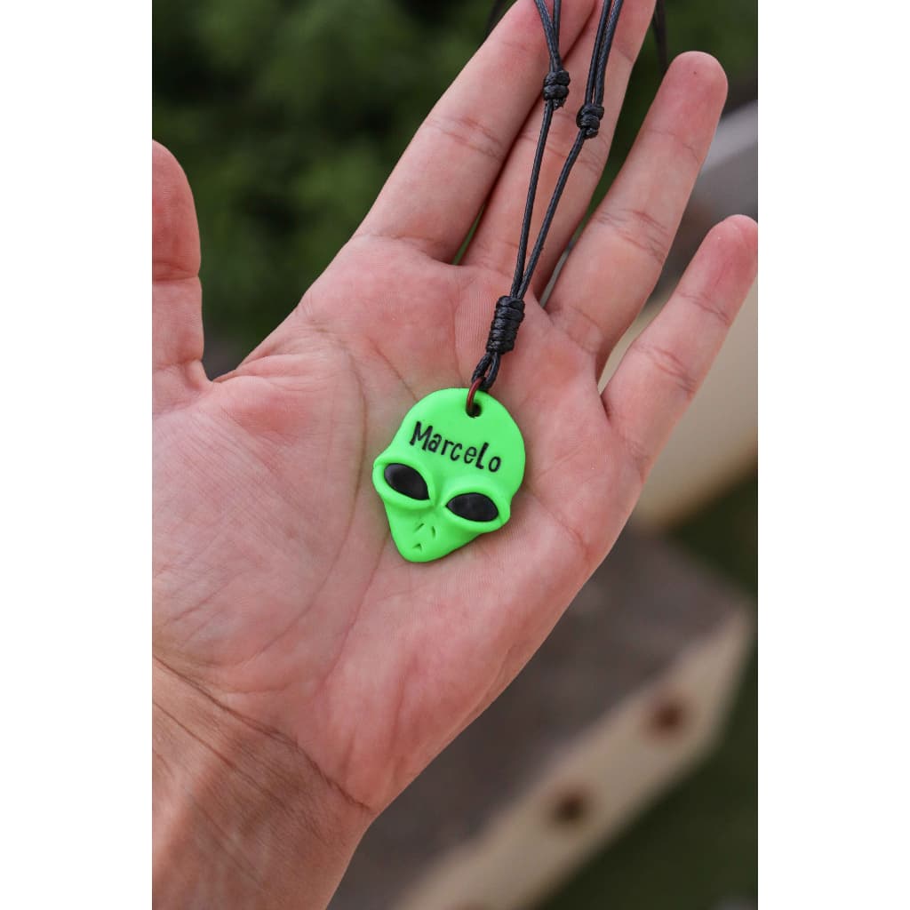 Colar Alien Personalizado - Brilha na Luz Negra