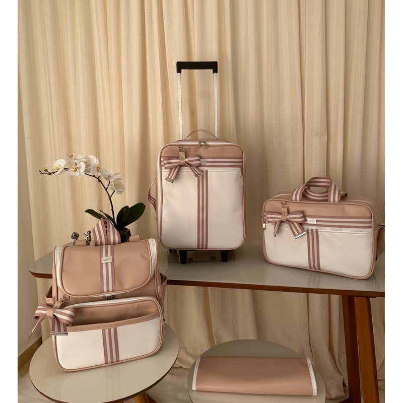 kit de bolsa de maternidade com mala de rodinha Nude com detalhes branco faixa rosé com branco .