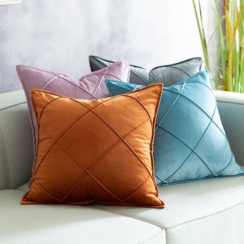 Capa de Almofada em Suede Drapeada e Texturizada (45cm x 45cm) - 1 unidade