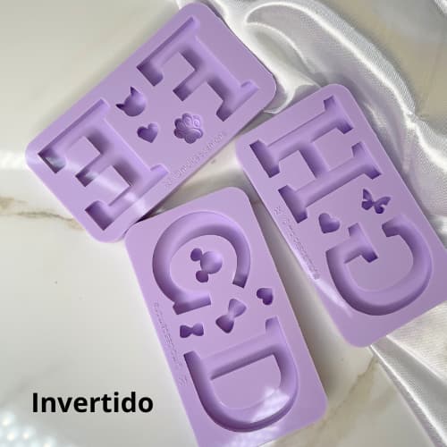 Molde de silicone para resina Letras do alfabeto duplo e invertidas. 2 cavidades + pingentes.