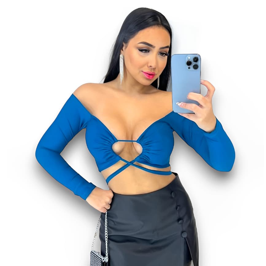 Cropped Manga Longa Ciganinha Ombro a Ombro Com Bojo e Detalhe de Amarrar