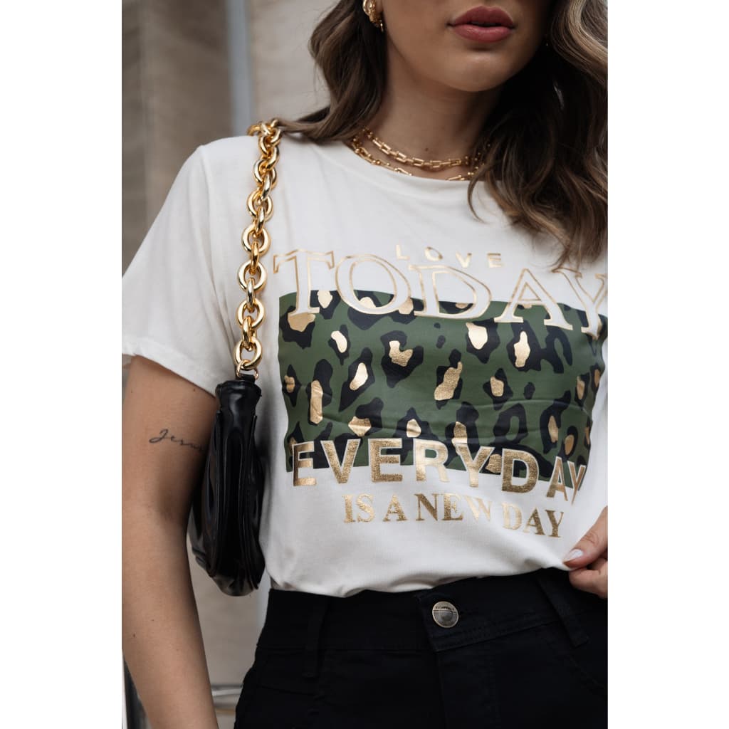 Blusa manga curto feminina T-shirt  com glitter , ONCA VERDE 2023 MODAS  tecido: viscolycra/ TAM : 36 até 40 ,