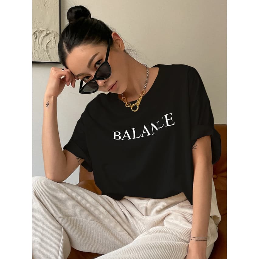 Camiseta Escrito Balance Estampa Equilíbrio Blusa Preta Minimal Desenho Oversized Manga 3/4 Ombro Caido Tumbrl Unissex