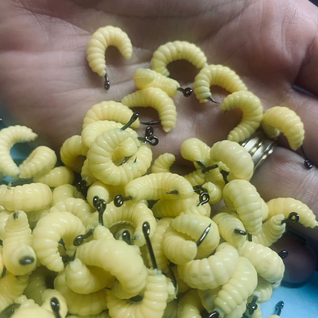 ISCA ARTIFICIAL PARA PESCA BICHO DA LARANJA BEGE COM ANZOL PARA TILÁPIA