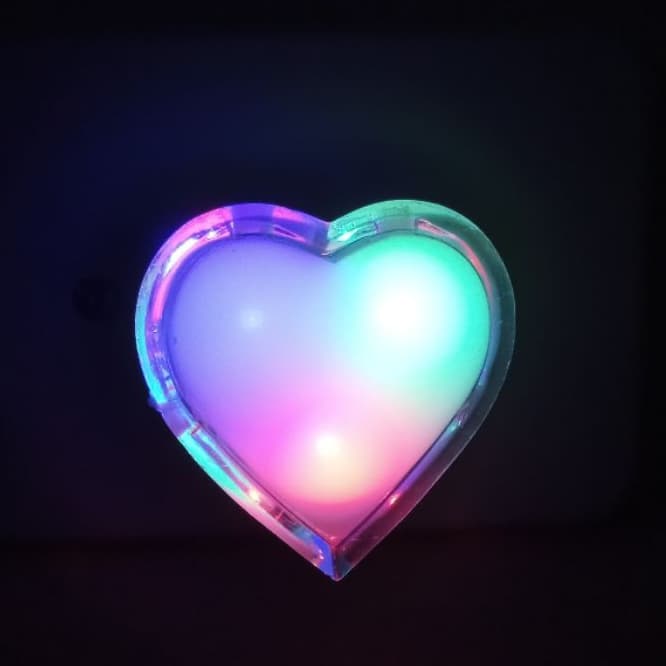 Luminária abajur Tomada Coração Luz de Led  Colorida Ambiente/ Luz de Tomada/ Luz de parede