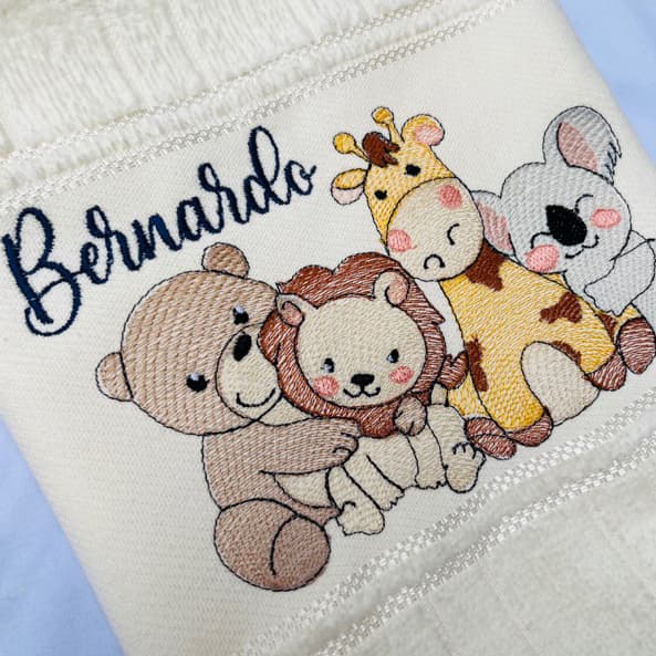 Toalha Bordada Personalizada Animais Safari Urso Leão Girafa Coala
