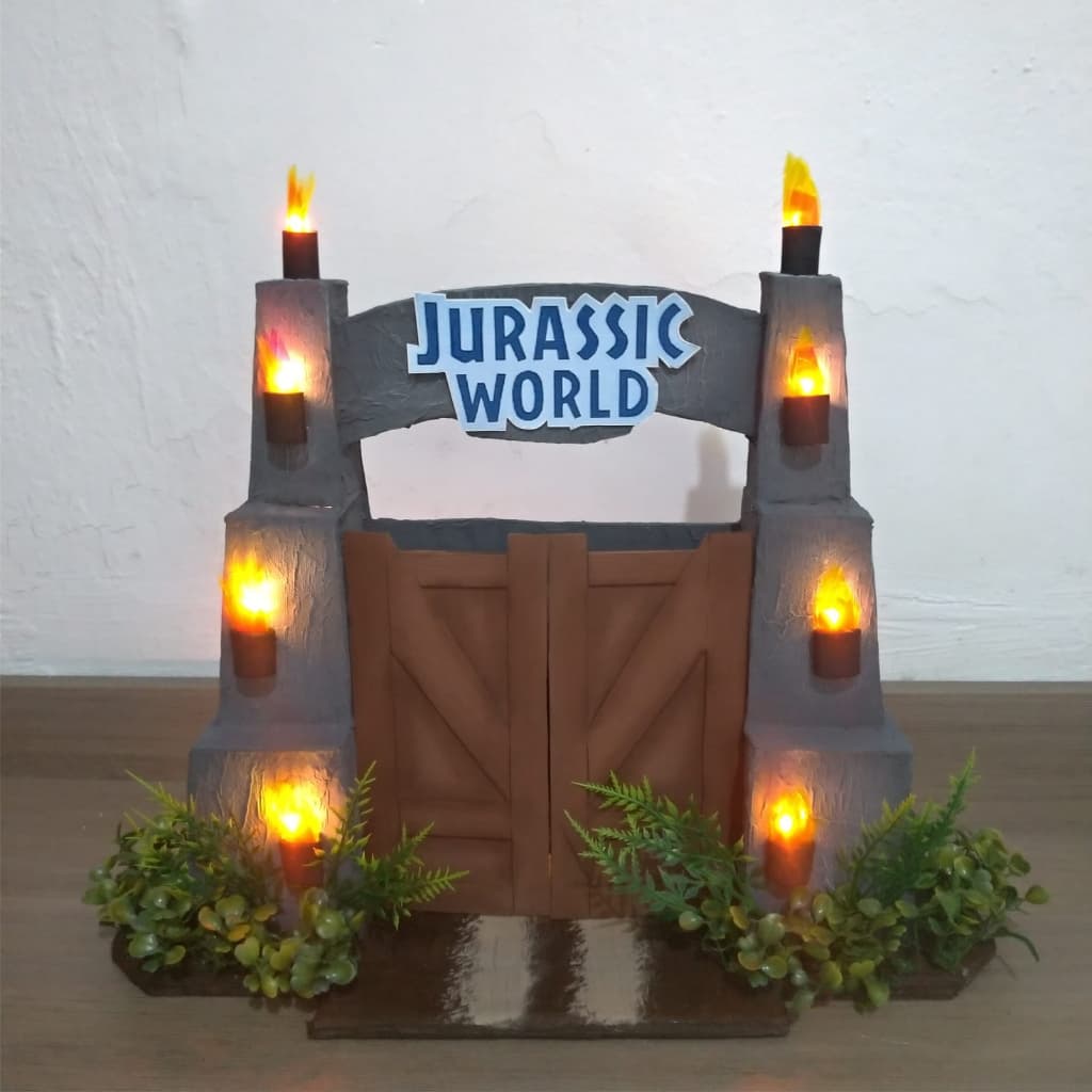 Portão Jurassic World Diorama Com Led-37cm para Expositor Maior