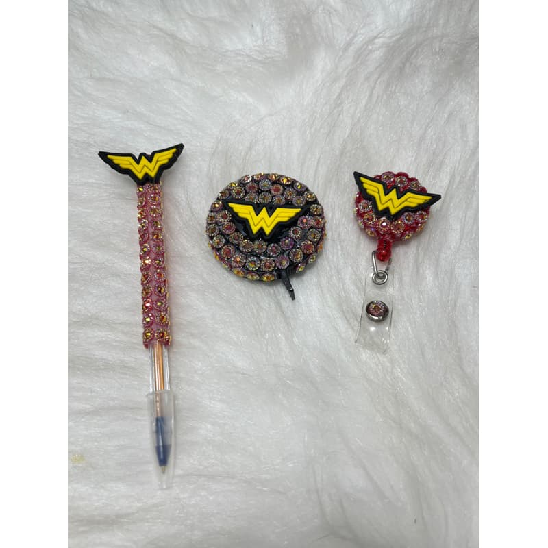 kit Mulher Maravilha - caneta, porta crachá e fita métrica retrátil