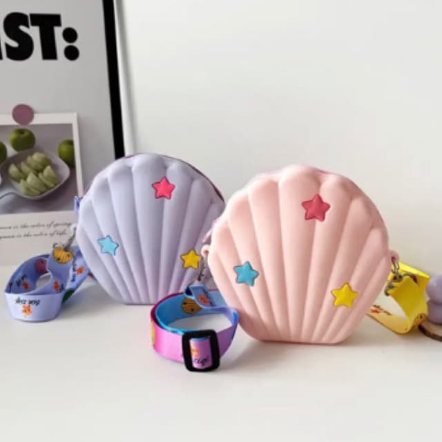 Bolsinha Infantil de Conchinha inspiração Pequena Sereia, com alça colorida e delicada. Cor: Variado