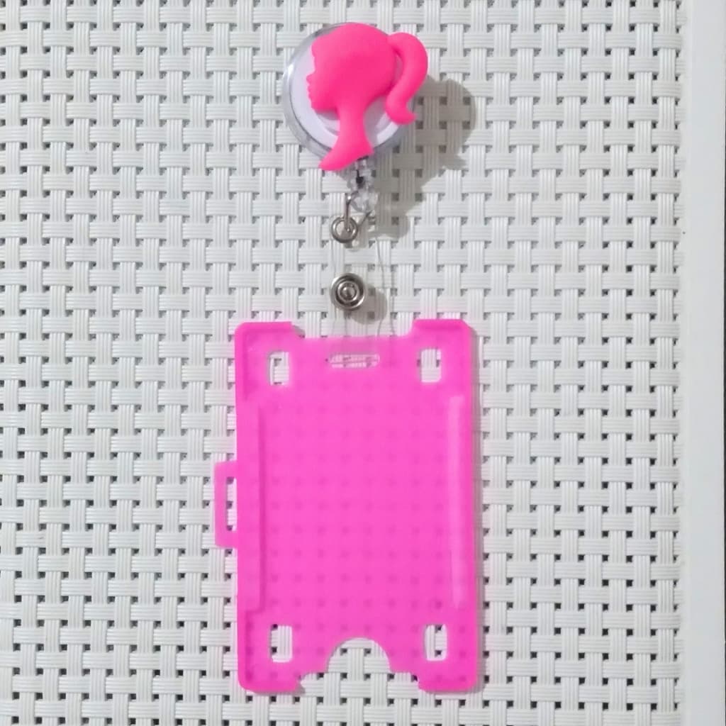 Porta Crachá Roller Retrátil Barbie + Porta Cartão