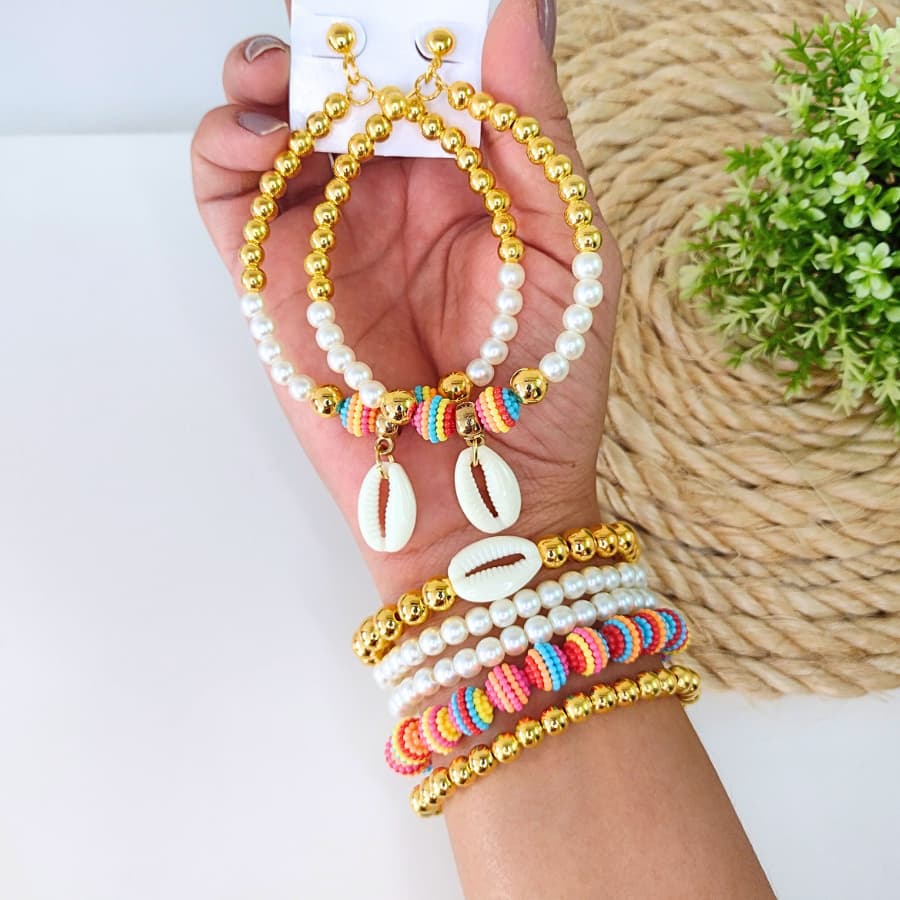 Conjunto Brinco Dourado e Pulseiras Com Pérolas e Búzios