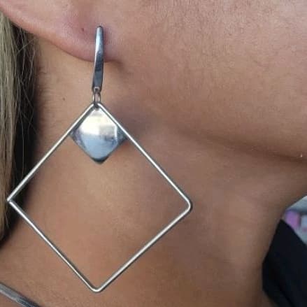 Brinco Aço Inoxidável Cirúrgico Prata Não escurece Hipoalergienico Festa Moda Elegante